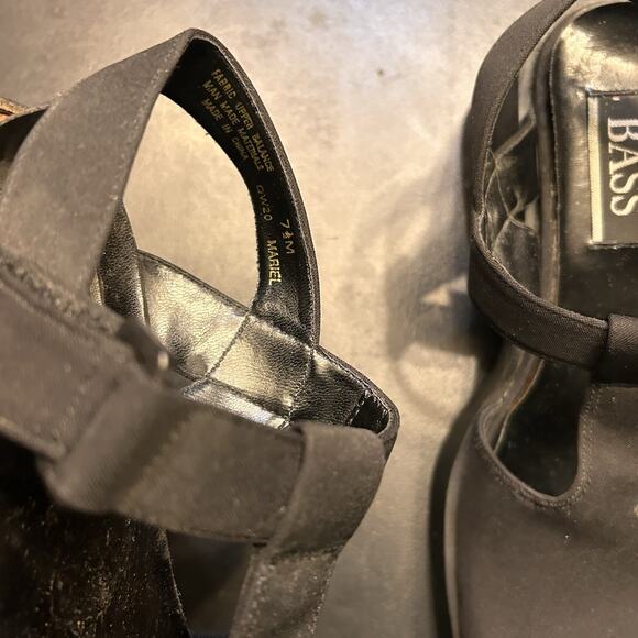 90s Vintage Bass Black Mary Jane platform heels with buckle detail #goth #90s - Picture 4 of 8